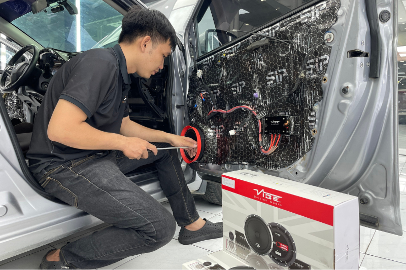 Kỹ thuật viên thi công độ âm thanh cho xe hơi tại PROAUTO.VN