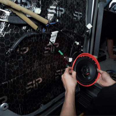 Kỹ thuật viên thi công độ âm thanh xe Toyota Highlander