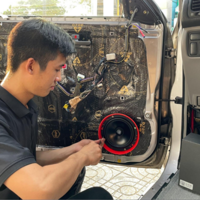 Kỹ thuật viên thi công độ âm thanh xe Toyota Land Cruiser
