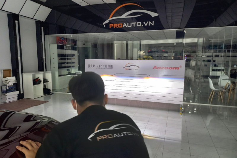 Kỹ thuật viên thi công độ đèn xe ô tô tại PROAUTO.VN