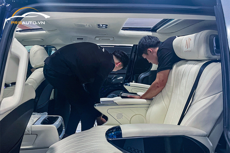 Kỹ thuật viên thi công độ ghế limousine xe Mitsubishi Xpander