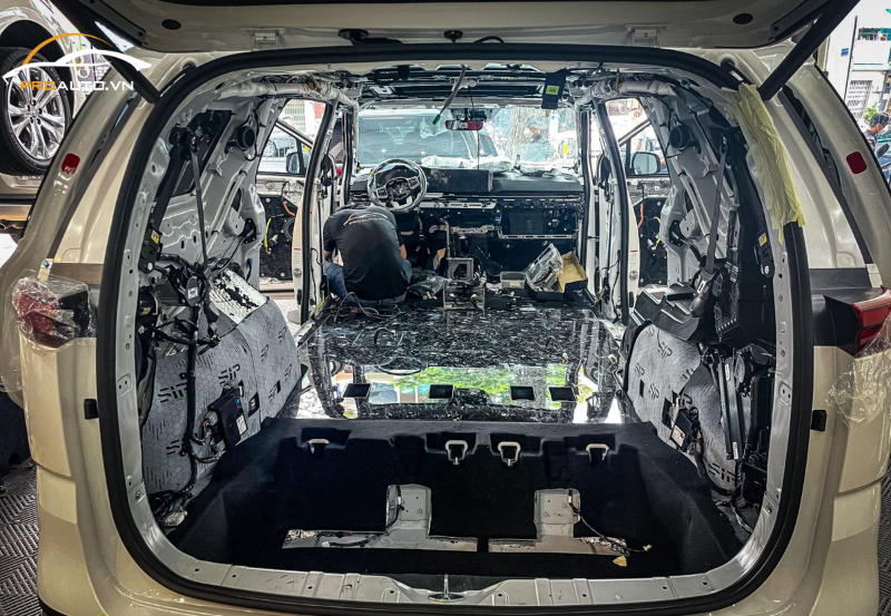 Kỹ thuật viên thi công độ sàn cho xe tại PROAUTO.VN