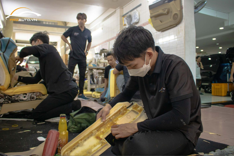 Kỹ thuật viên thi công đổi màu nội thất xe BMW Series 1