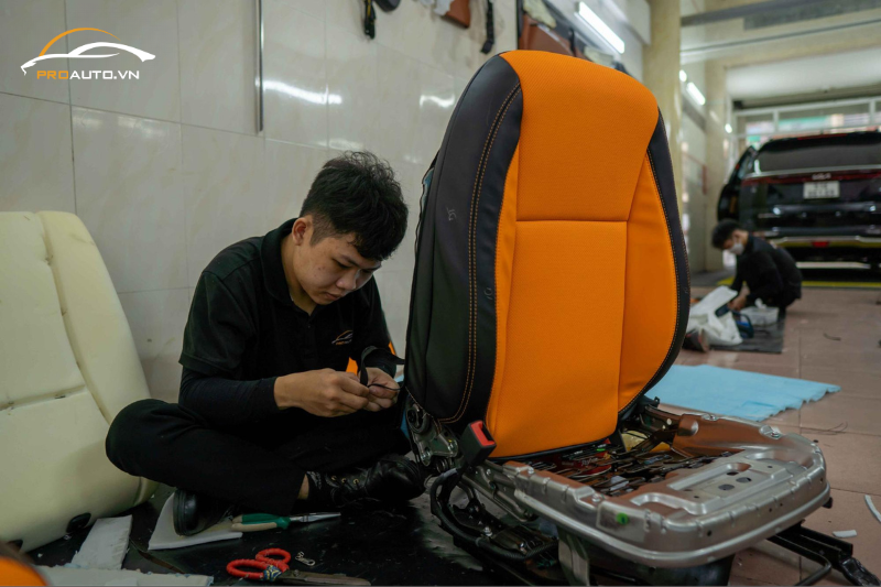 Kỹ thuật viên thi công đổi màu nội thất xe BMW Series 5