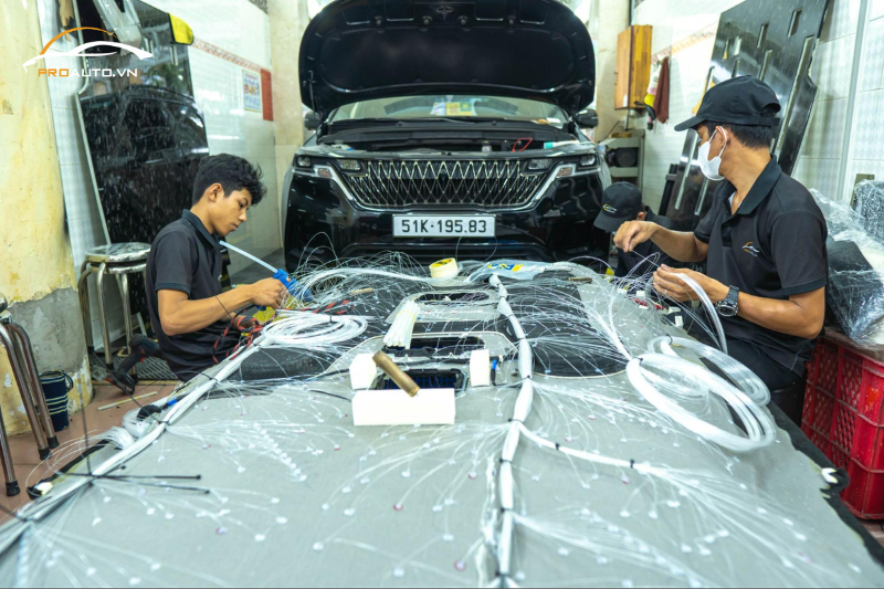 Kỹ thuật viên thi công đổi màu nội thất xe BMW Z4