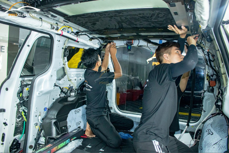 Kỹ thuật viên thi công đổi màu nội thất xe Chevrolet Colorado