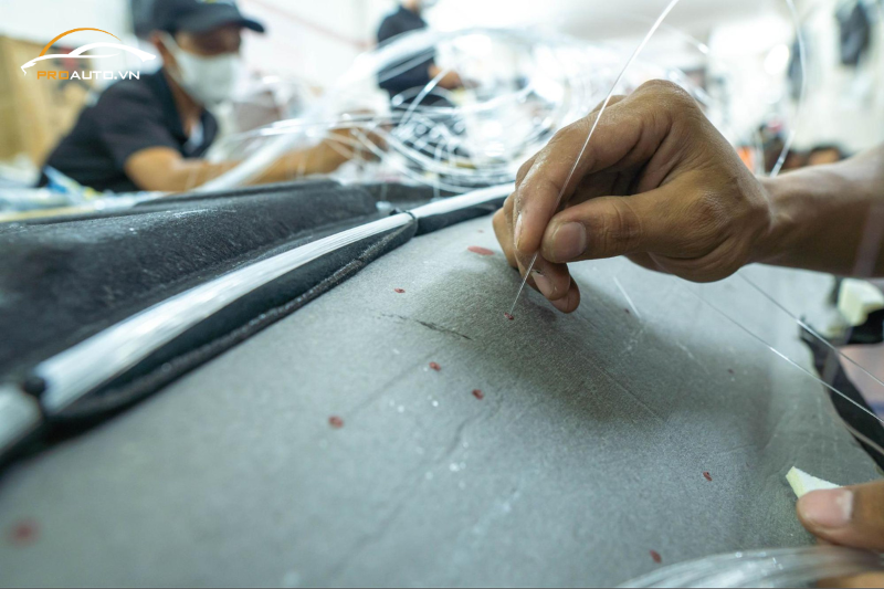 Kỹ thuật viên thi công đổi màu nội thất xe Ford Fiesta