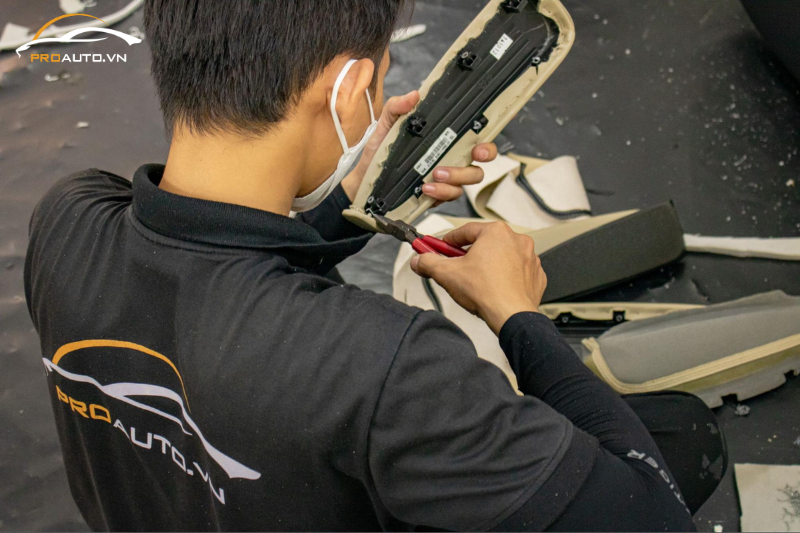 Kỹ thuật viên thi công đổi màu nội thất xe Ford Focus