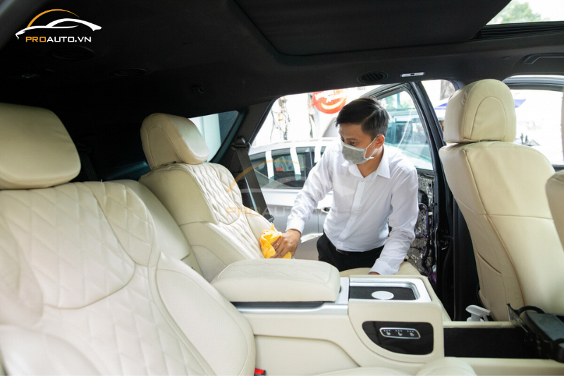 Kỹ thuật viên thi công đổi màu nội thất xe Ford Ranger