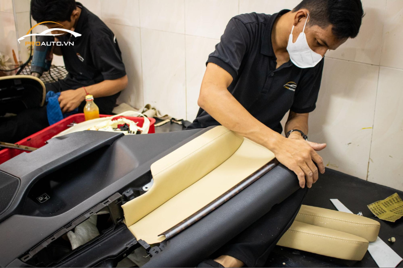 Kỹ thuật viên thi công đổi màu nội thất xe Honda Brio