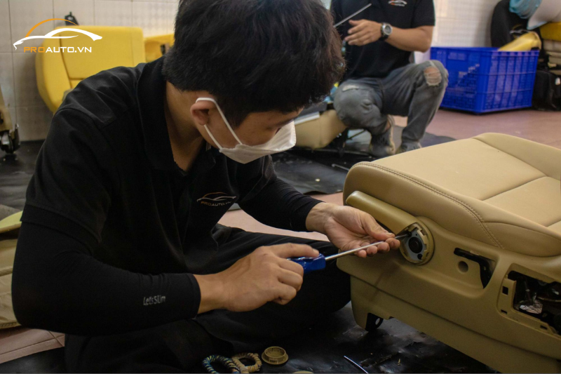 Kỹ thuật viên thi công đổi màu nội thất xe Honda City