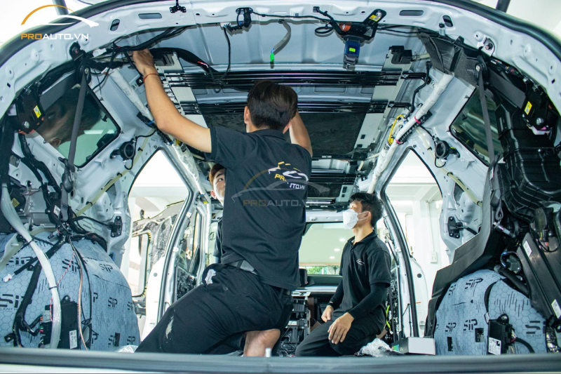 Kỹ thuật viên thi công đổi màu nội thất xe Hyundai Accent