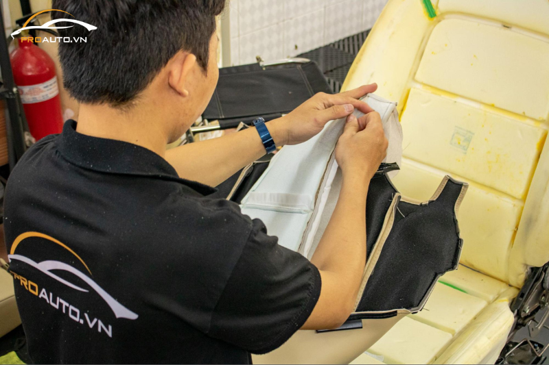 Kỹ thuật viên thi công đổi màu nội thất xe Hyundai Kona
