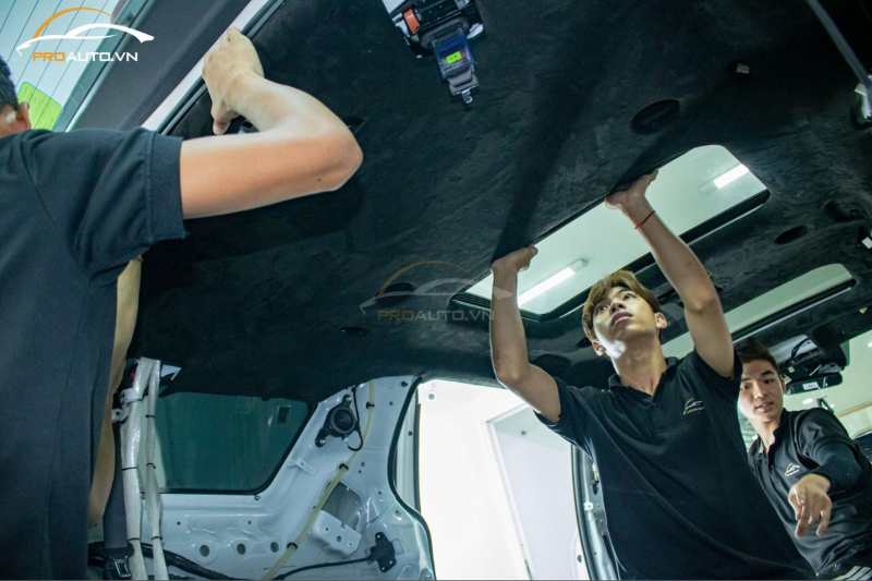 Kỹ thuật viên thi công đổi màu nội thất xe Hyundai SantaFe