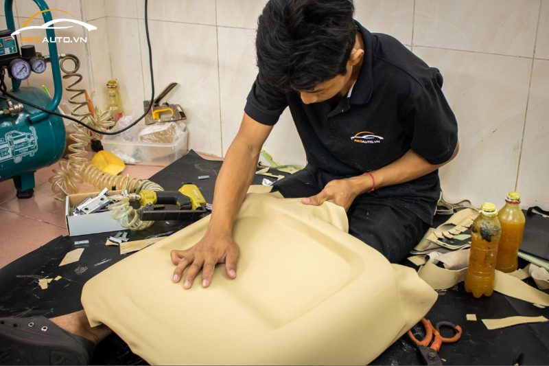Kỹ thuật viên thi công đổi màu nội thất xe Hyundai Starex