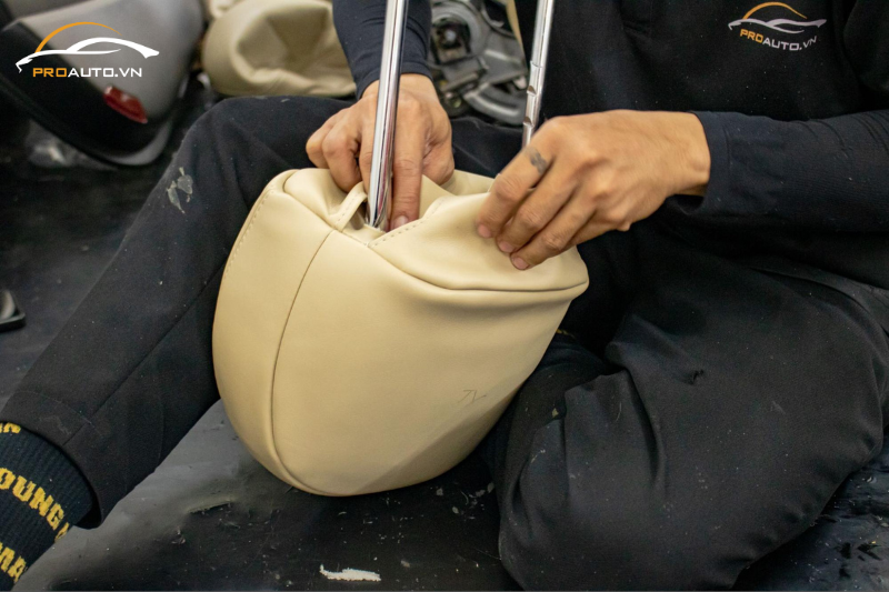 Kỹ thuật viên thi công đổi màu nội thất xe Kia Cerato