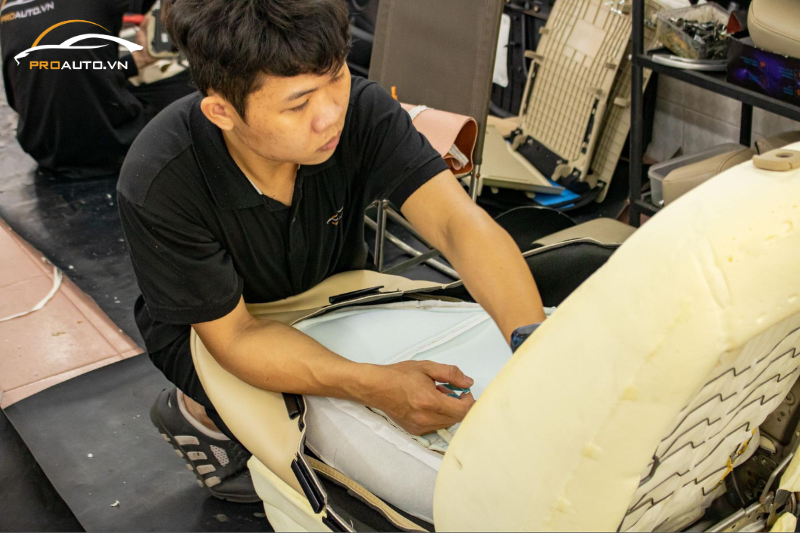 Kỹ thuật viên thi công đổi màu nội thất xe Kia Optima