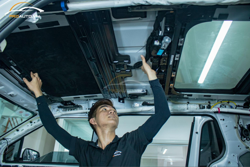 Kỹ thuật viên thi công đổi màu nội thất xe Kia Rondo