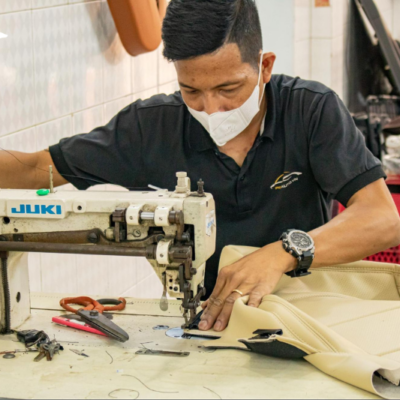 Kỹ thuật viên thi công đổi màu nội thất xe Kia Seltos