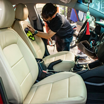 Kỹ thuật viên thi công đổi màu nội thất xe Kia Soluto