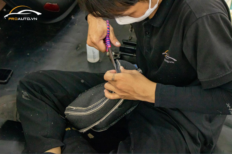 Kỹ thuật viên thi công đổi màu nội thất xe Kia Sorento