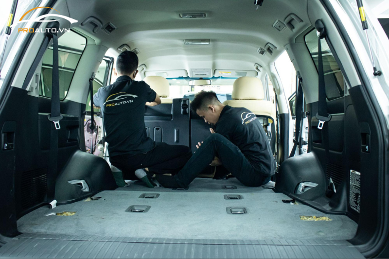 Kỹ thuật viên thi công đổi màu nội thất xe Mitsubishi Pajero