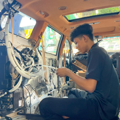 Kỹ thuật viên thi công đổi màu nội thất xe Toyota Corolla Cross