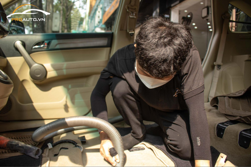 Kỹ thuật viên thi công đổi màu nội thất xe Toyota Hiace