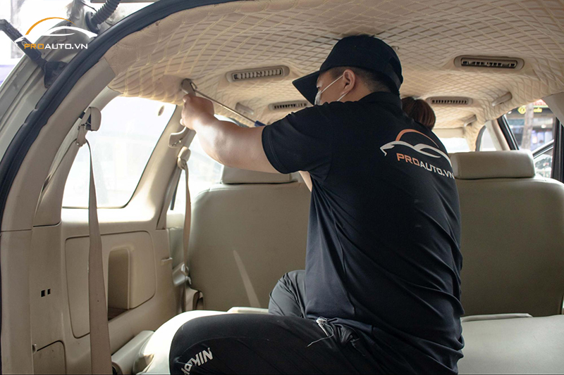 Kỹ thuật viên thi công đổi màu nội thất xe Toyota Rush