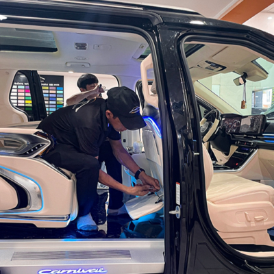 ky thuat vien thi cong lap dat ban xep cho xe kia carnival 1