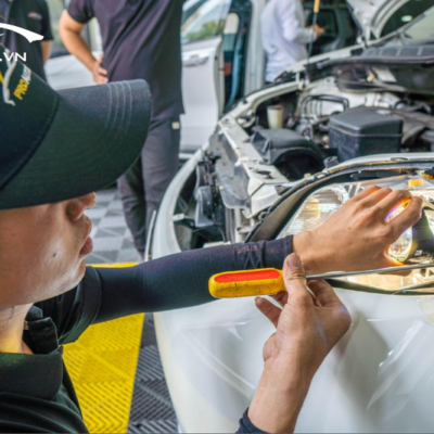 ky thuat vien thi cong lap dat den cho o to 1