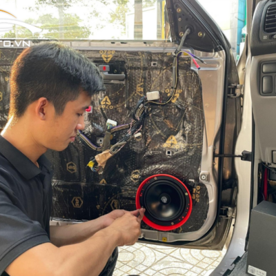 Kỹ thuật viên thi công lắp đặt loa cho xe hơi 