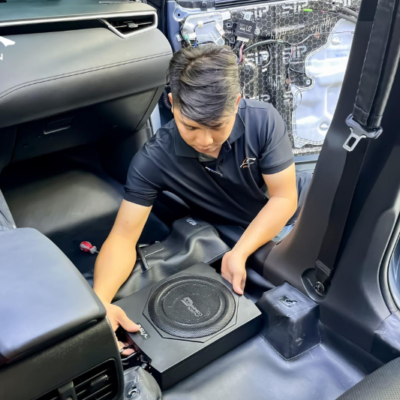 Kỹ thuật viên thi công lắp loa sub điện cho xe hơi 