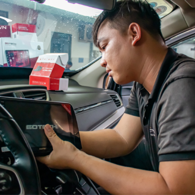 Kỹ thuật viên thi công lắp màn hình Android