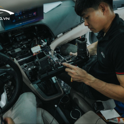 Kỹ thuật viên thi công lắp màn hình Android xe Hyundai Elantra