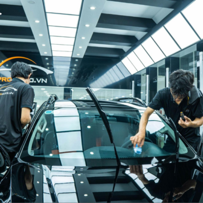 Kỹ thuật viên thi công phủ ceramic xe Ford Ranger chuyên nghiệp