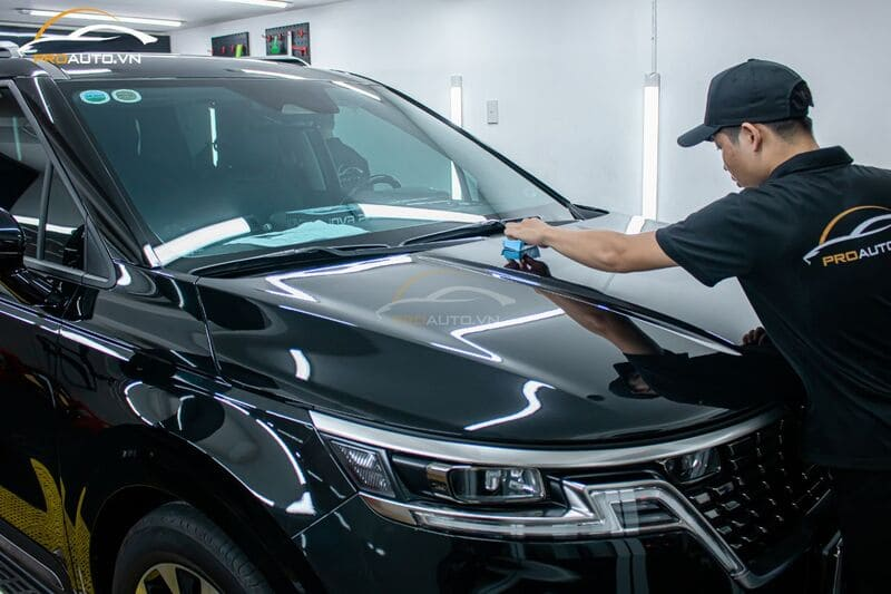 Kỹ thuật viên thi công phủ Ceramic xe Hyundai Custin