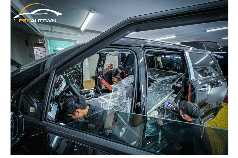 Kỹ thuật viên thi công sàn cho xe độ ghế limousine Crystal 4.0