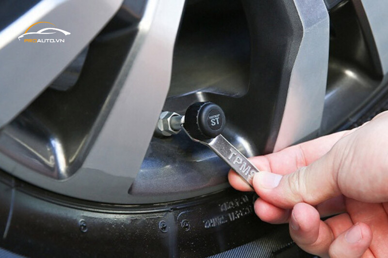 Lắp cảm biến áp suất lốp ô tô