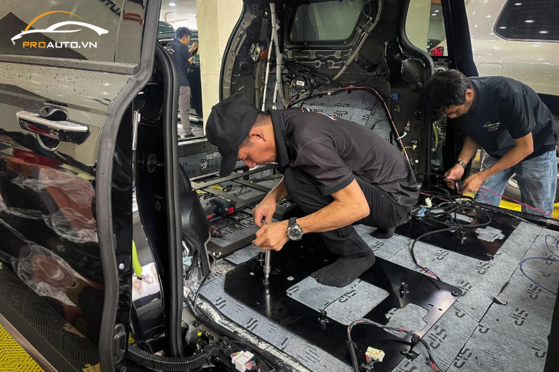 Lắp đặt hệ thống điện trên ghế limousine xe Ford Everest