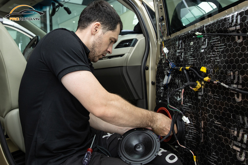 Lắp đặt và căn chỉnh âm thanh từ chuyên gia nước ngoài