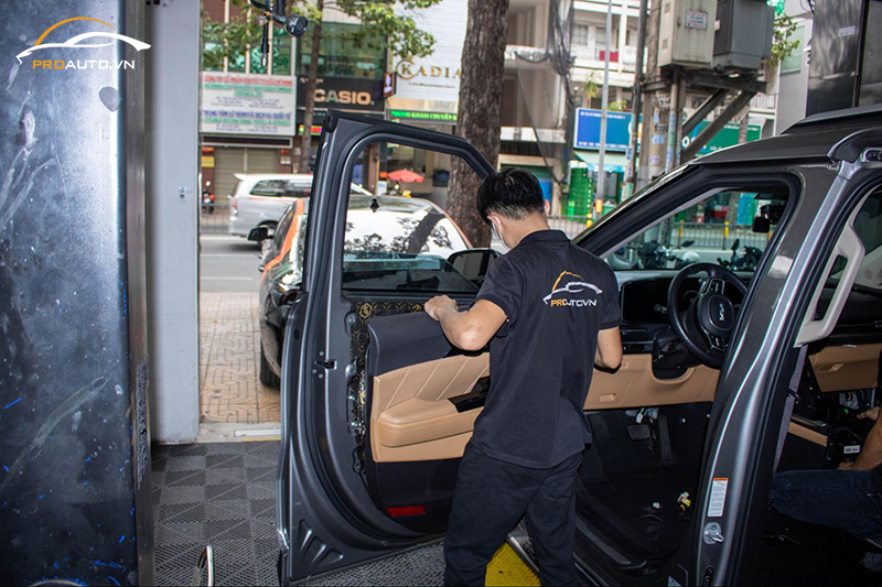 Lắp lại chi tiết của xe sau khi cách âm chống ồn cửa xe