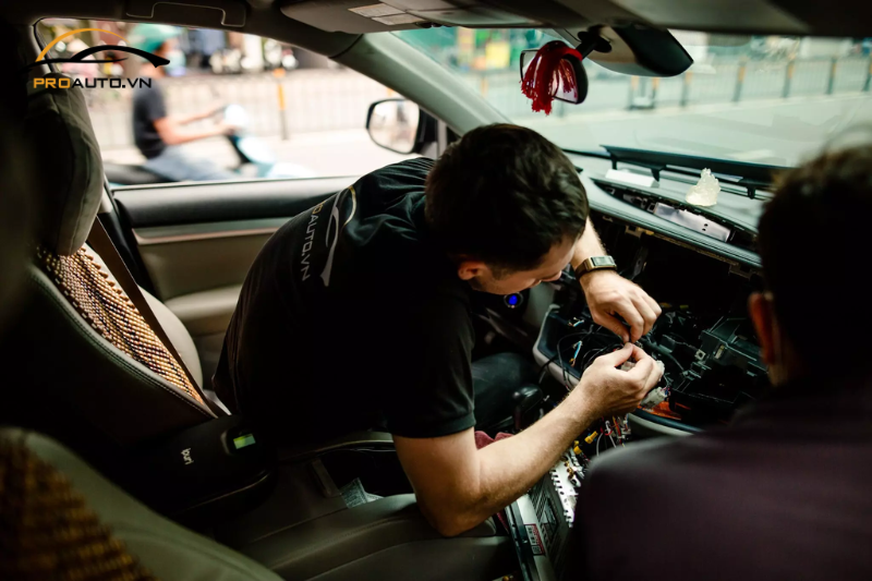 Lắp màn hình xe ô tô tận nhà