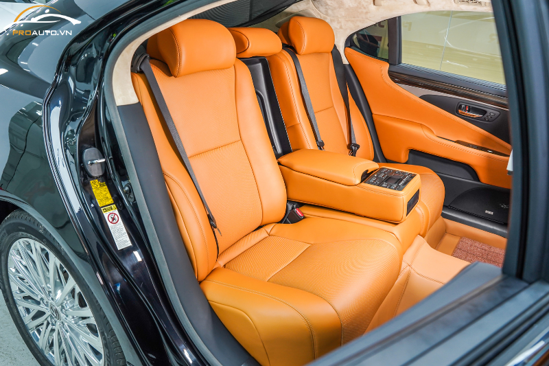 Lexus LS460 chọn bọc ghế da Nappa phiên bản nâu sáng