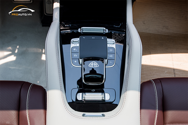 Logo Maybach trên cần điều khiển trung tâm Mercedes-Benz GLS 450 Maybach