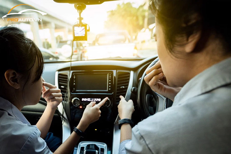 Lợi ích của vệ sinh nội thất xe ô tô thường xuyên