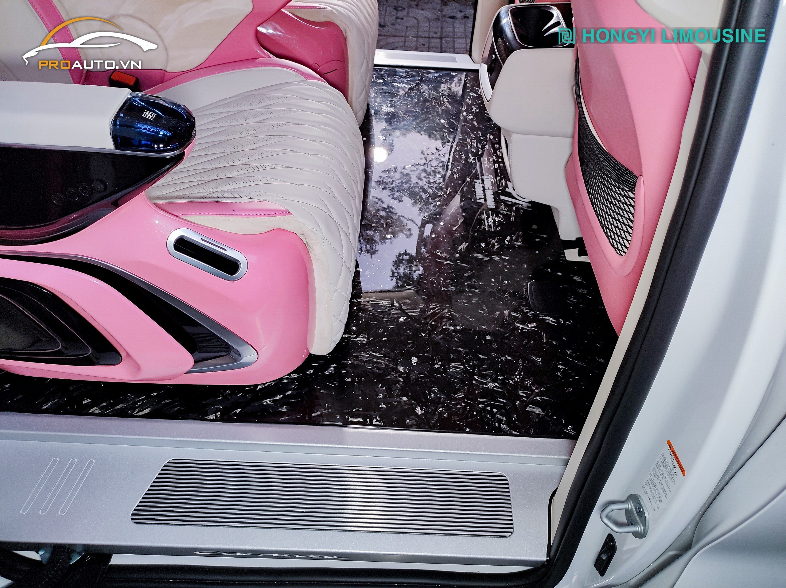 Lót sàn cacbon ô tô cho Kia Carnival độ limousine màu hồng