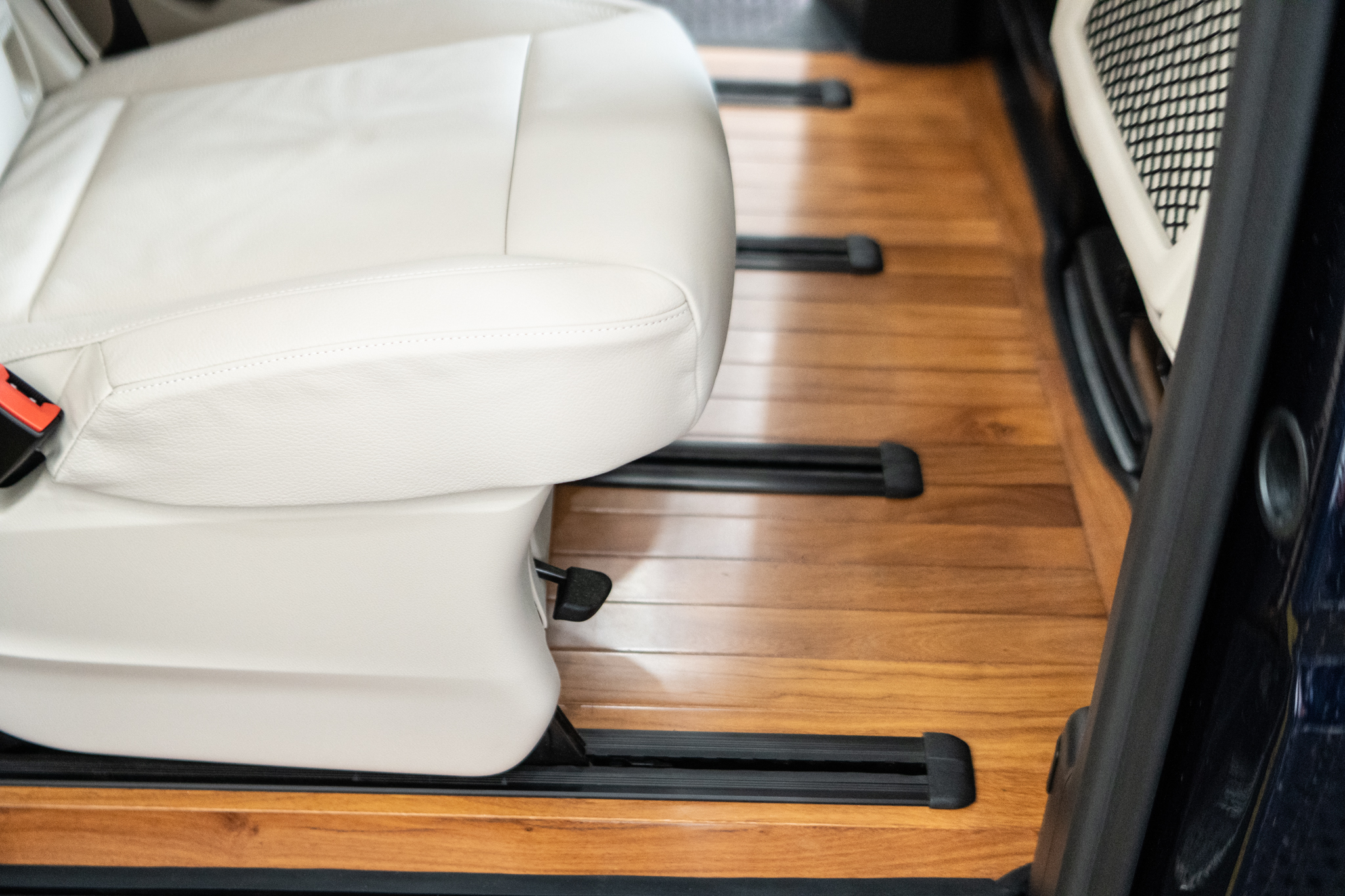 Lót sàn gỗ xe hơi Ford Transit