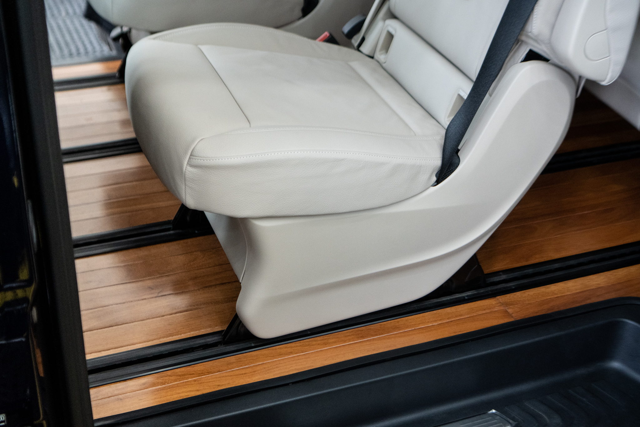 Lót sàn gỗ xe hơi Ford Transit - Tăng sự sang trọng, nâng tầm đẳng cấp