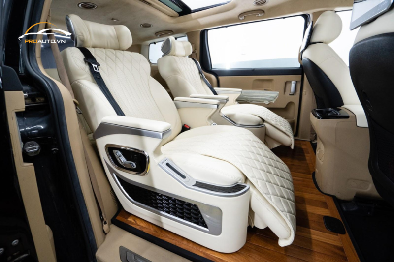 Lót sàn gỗ ô tô giúp nội thất trở nên sang trọng và đặc sắc hơn